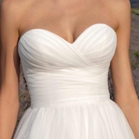 BRAND NEW WEDDING DRESS - UNALTERED - Picture 3 of 4